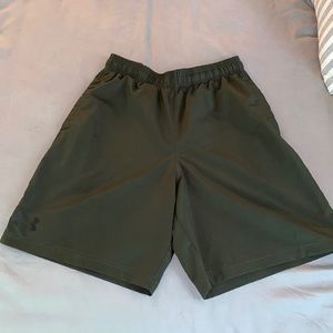 *LIKE NEW* Dark Green Under Armour gym shorts